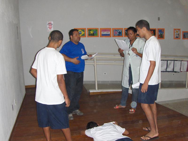 IASES Adolescentes e socioeducadores ensaiam peça teatral sobre a Páscoa