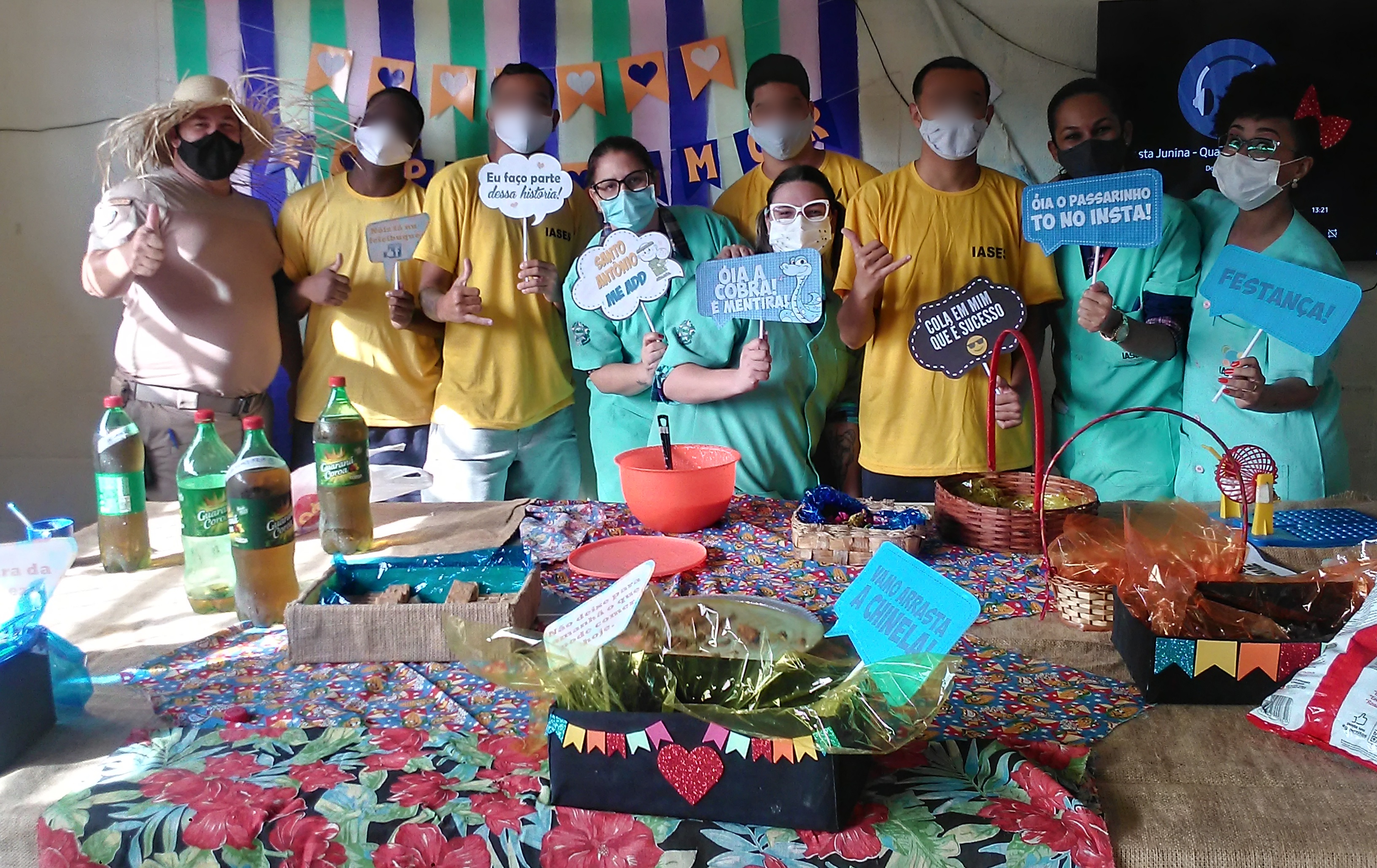 Equipe e socioeducandos da Unis Sul na Festa Junina da unidade