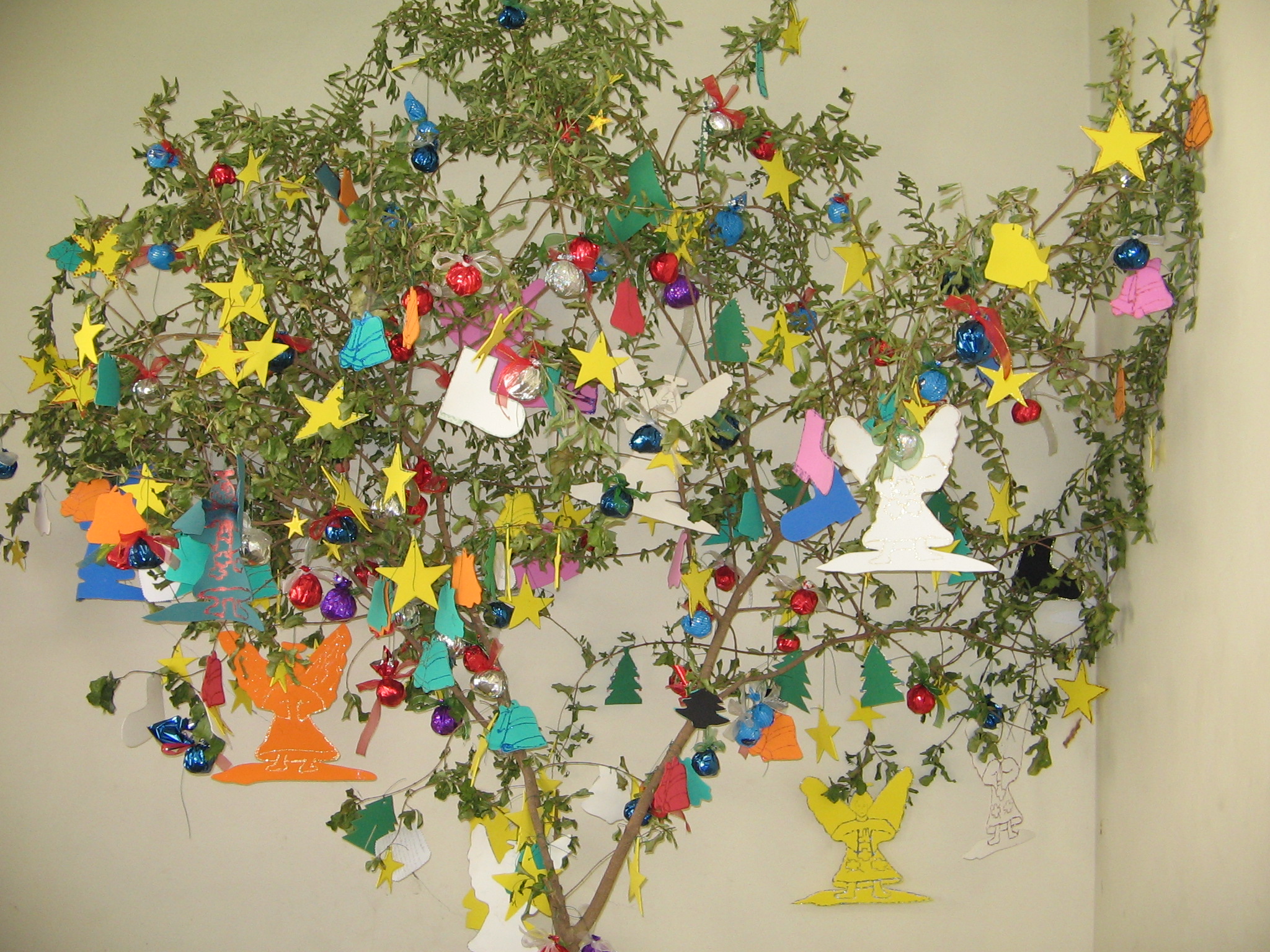 IASES - Adolescentes da Unip montam 'Árvore dos Desejos' neste Natal