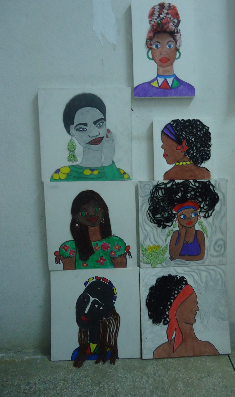 IASES - Adolescentes da UFI expõem quadros com tema Consciência Negra