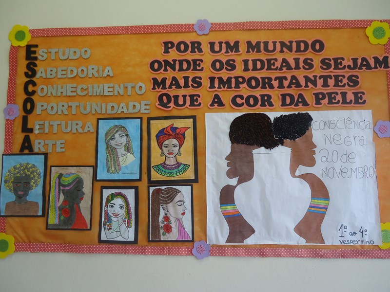 IASES - Adolescentes da UFI expõem quadros com tema Consciência Negra